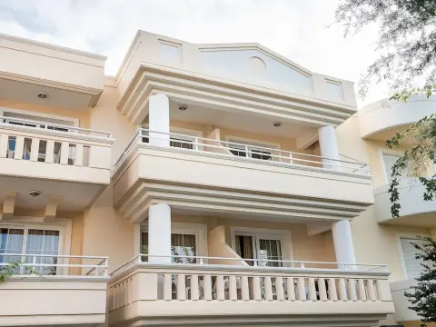 Angela Beach - Photo 1