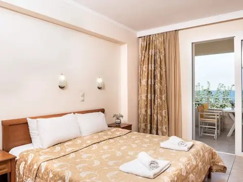 Angela Beach - Photo 3