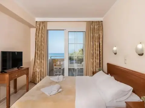 Angela Beach - Photo 4