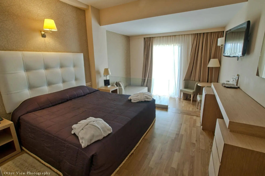 Arty Grand Hotel - Photo 4