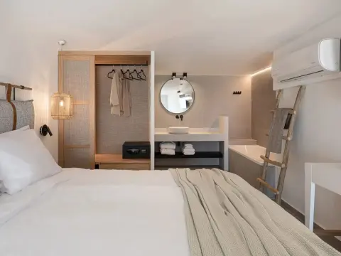 Calla Luxury Seafront Suites - Photo 4