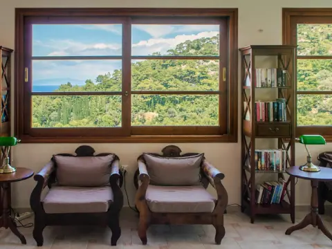 Daphne Hotel - Photo 3