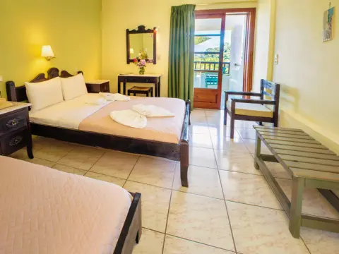 Daphne Hotel - Photo 2