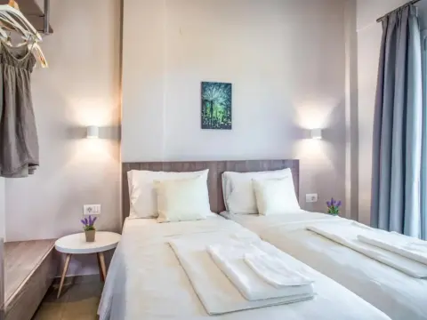 Evelyn Hotel - Photo 2