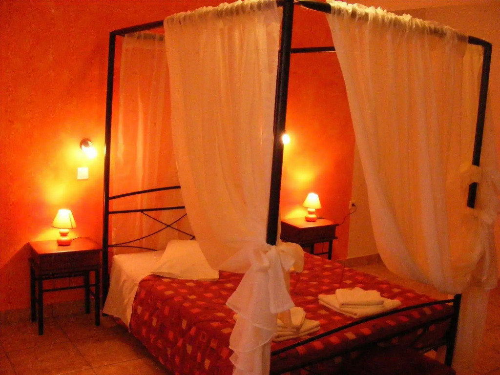 Fira Calm Hotel - Photo 4