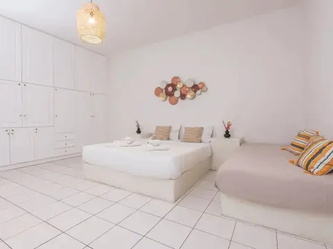 Golden Sunrise Suites - Santorini Family Suite - Photo 1