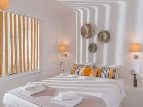 Golden Sunrise Suites - Santorini Superior Suite - Photo 1