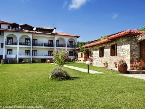 Kamares House Apartments & Studios - Photo 1