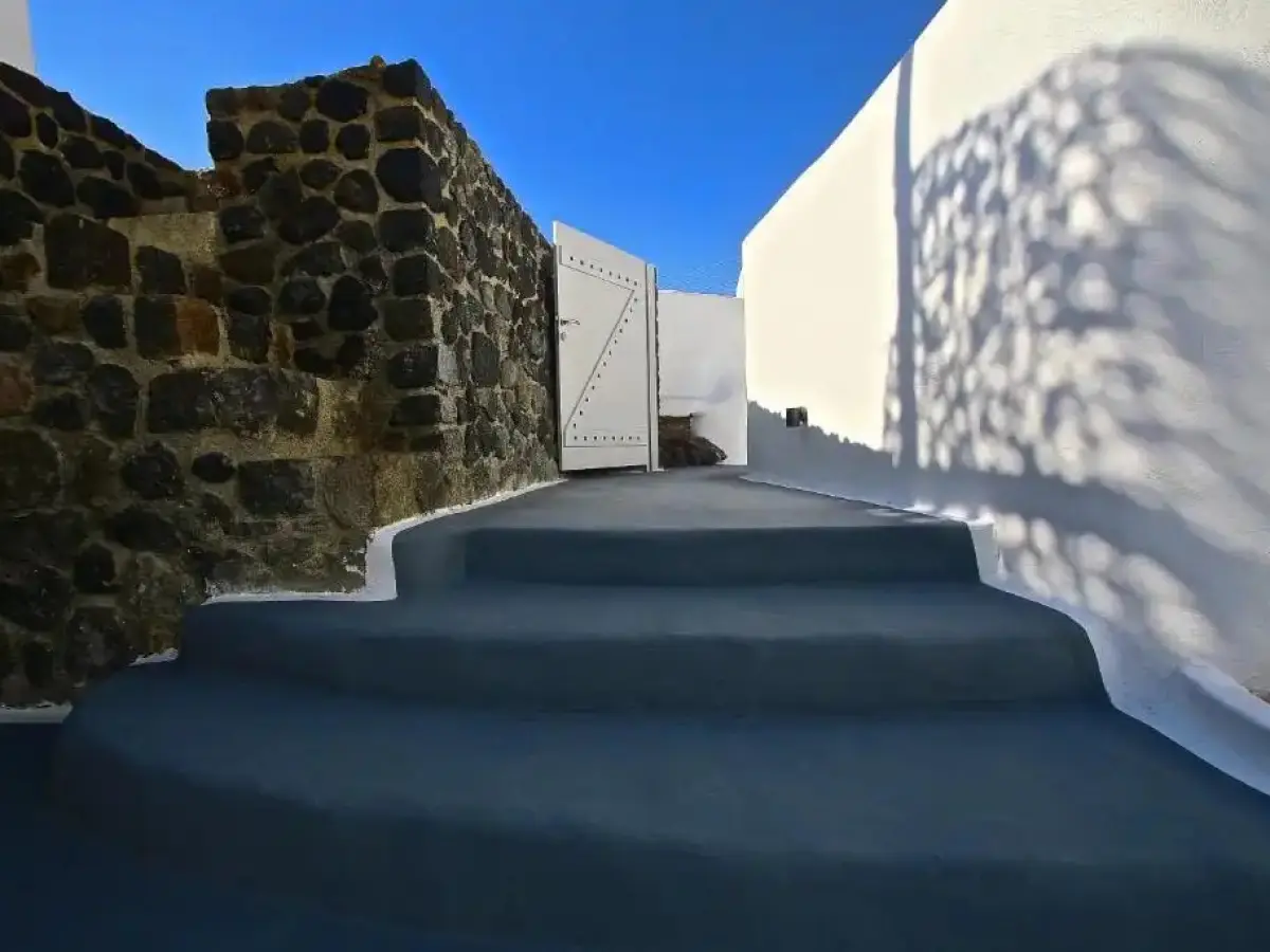 Karpimo & Fertimo Suites Santorini