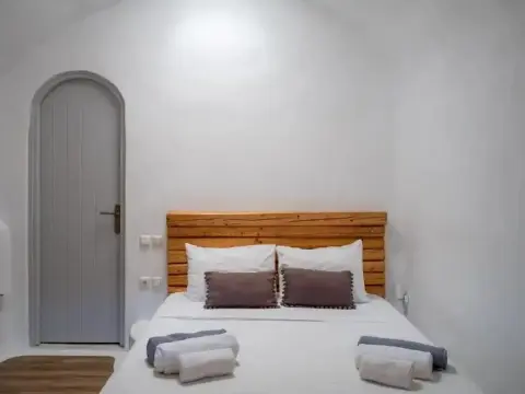 Karpimo & Fertimo Suites Santorini - Photo 3