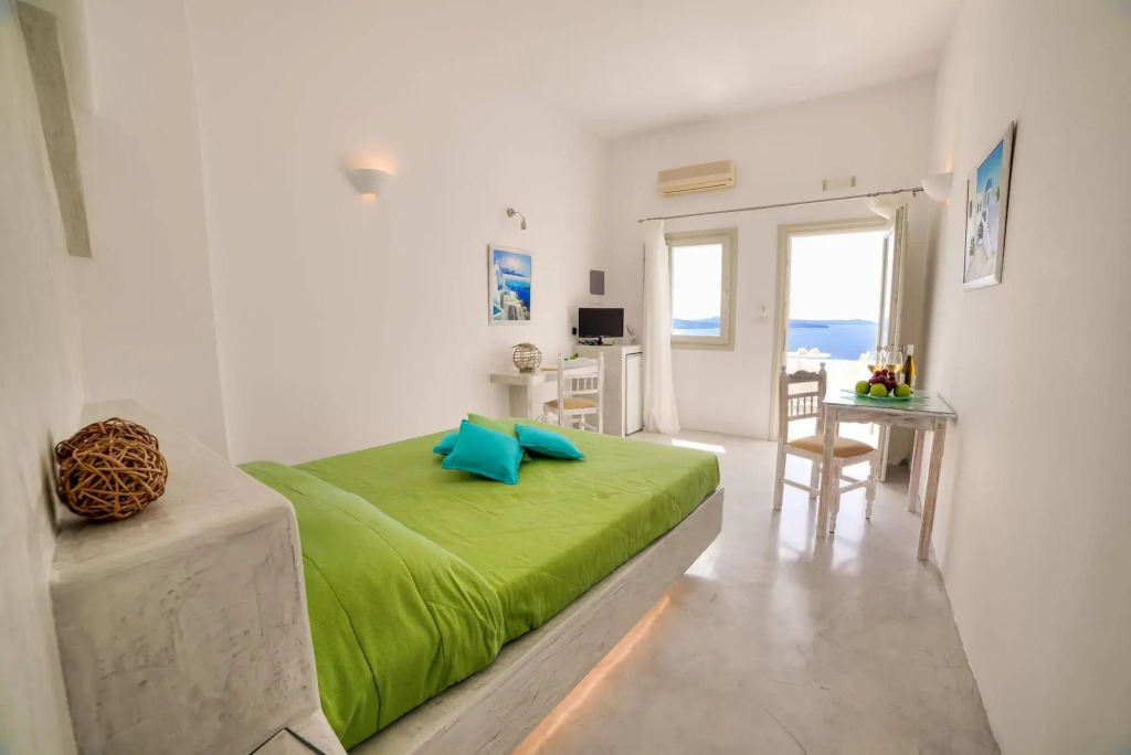 Kima Oia Suites