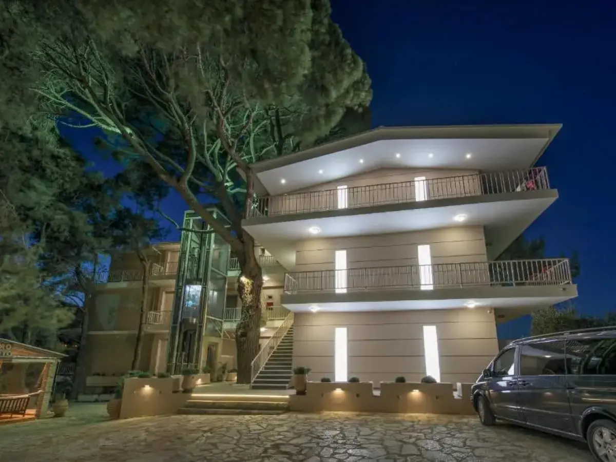 Koukounaria Hotel & Suites