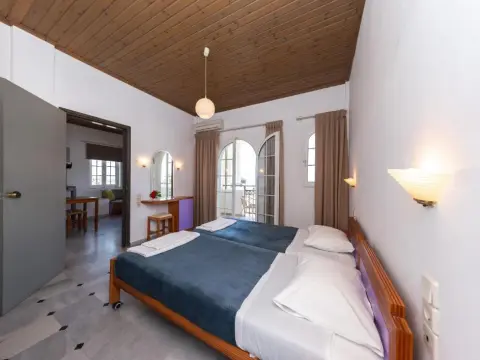 Manias Hotel Apartments - Photo 4