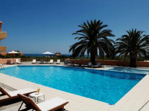 Manolis Family Hotel - Photo 2