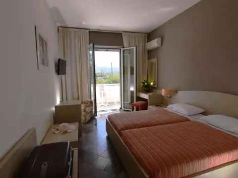 Mantenia Hotel - Photo 3