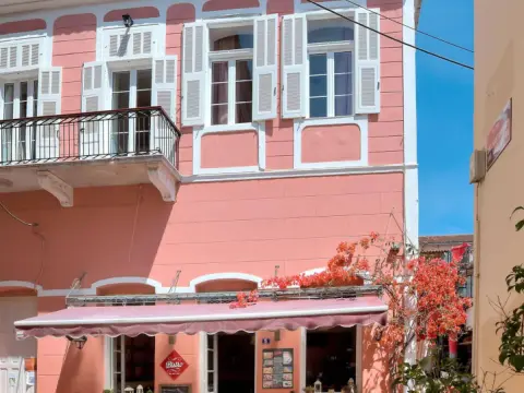 Omorfi Poli - Photo 1