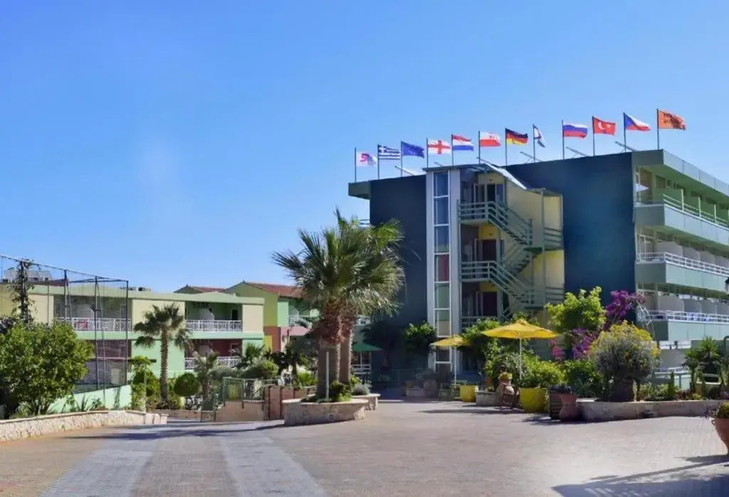 ERI BEACH 4 *