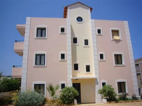 Pella Apartments - Photo 1