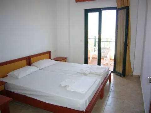 Pella Apartments - Photo 2