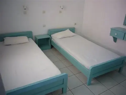 Pella Apartments - Photo 3