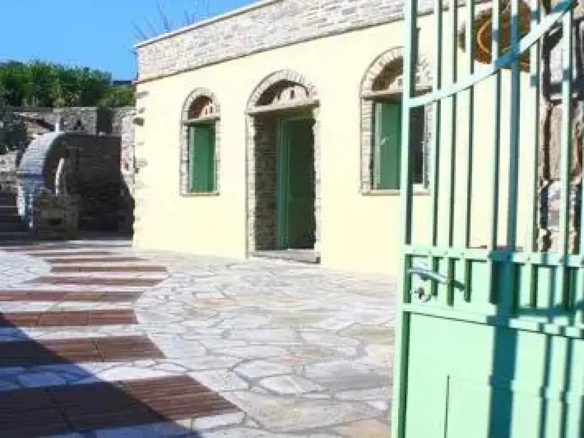 Villa Tripotamos