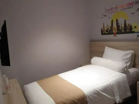 Central Front One Inn Jakarta Airport - Photo 4