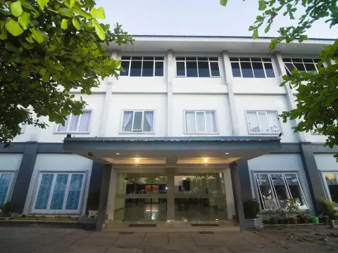 Collection O 1401 Hotel MayaNearKetapang Satu Beach - Photo 1