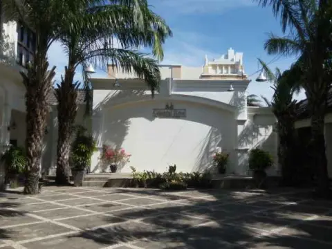 Colonial Hotel Makassar - Photo 1