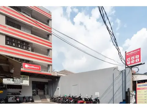 Formerly Reddoorz Near Binus Anggrek 2 - Photo 1