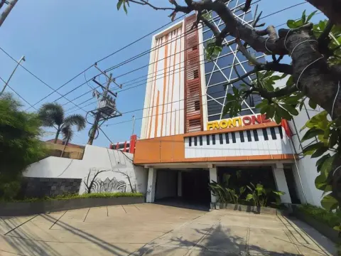 Front One Inn Semarang - Photo 1