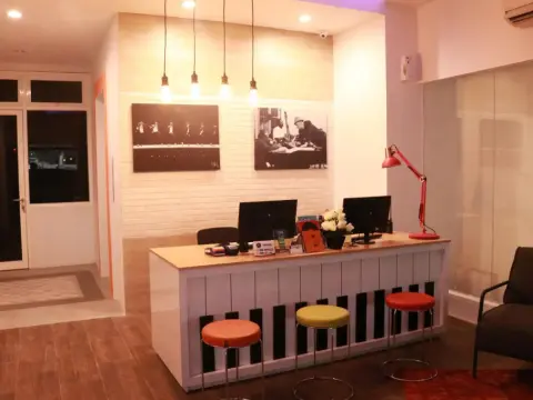 Front One Inn Semarang - Photo 4