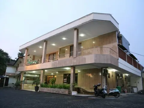 Hotel Aloha Malang - Photo 1