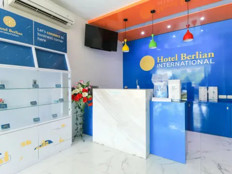 Hotel Berlian International - Photo 1