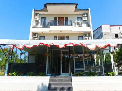 Hotel Nine O Syariah Cikarang - Photo 1