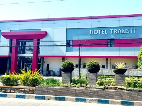 Hotel Transit Pasuruan - Photo 1