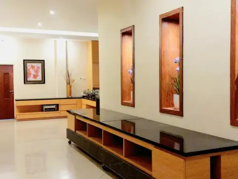 Hotel Transit Pasuruan - Photo 2