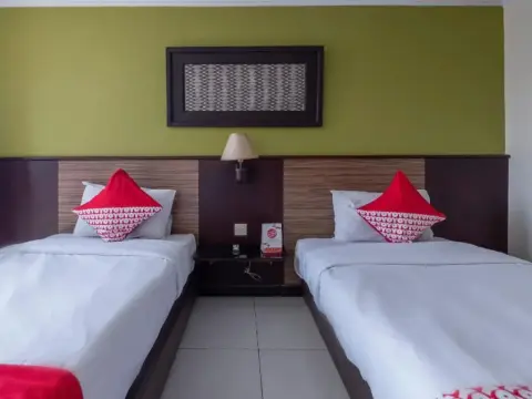 Losari Hotel Metro Makassar - Photo 2