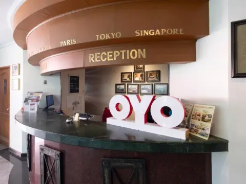 Losari Hotel Metro Makassar - Photo 1