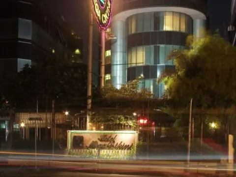 Mega Cikini Hotel - Photo 1