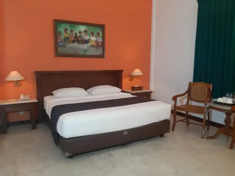 Narita Hotel Tulungagung - Photo 4