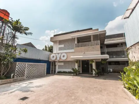 OYO 1001 Pulo Art Space Near Ciranjang ENT Hospital - Photo 1