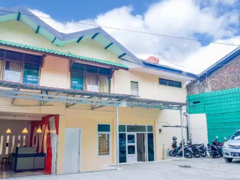 OYO 1340 Wisma Alamanda - Photo 1