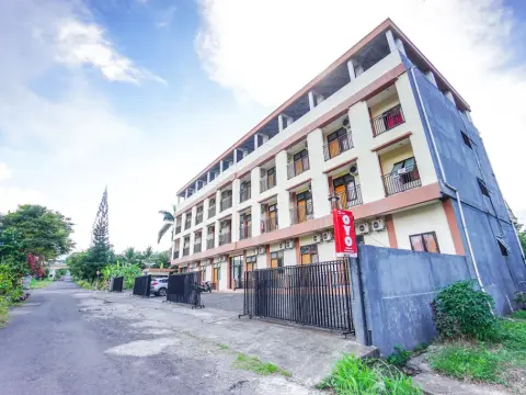 OYO 1693 Edward Residence Malalayang - Photo 1