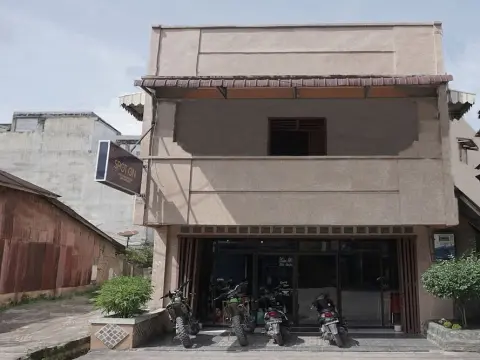 OYO 2200 Hotel Gunung Sari - Photo 1