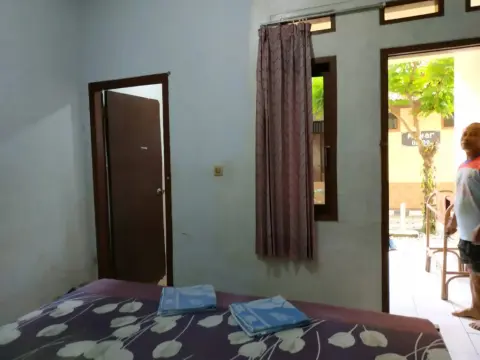 OYO 3303 Penginapan Putri Asih Sawarna - Photo 4