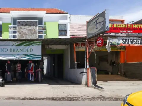 OYO 3340 Wisma Etiga - Photo 1