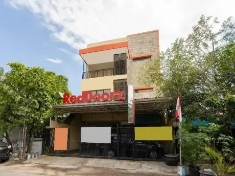 Oyo 3800 Kalidami Residence Syariah - Photo 1