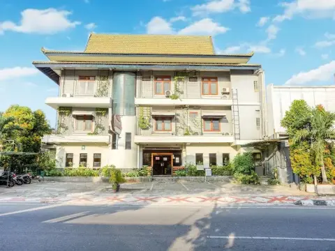 OYO 3819 Hotel Winotosastro - Photo 1