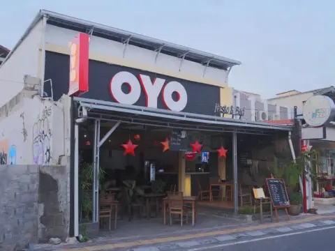 OYO 426 Hotel Gading Resto - Photo 1