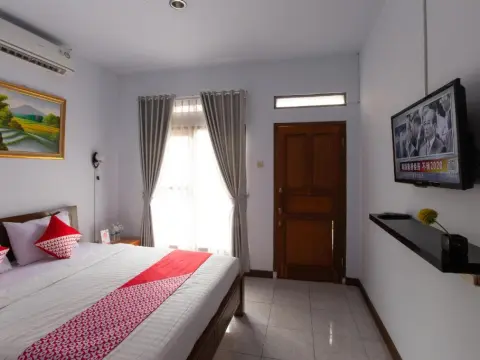 OYO 569 Cigadung Guest House Syariah - Photo 2